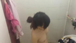猥瑣大叔偷攝自己高中女兒洗澡 苗條身材少女洗浴真實記錄