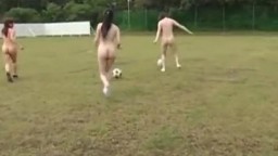看完欧洲杯 再来看妹子全裸踢足球 一蹦一跳的小白兔 真迷人 (1)
