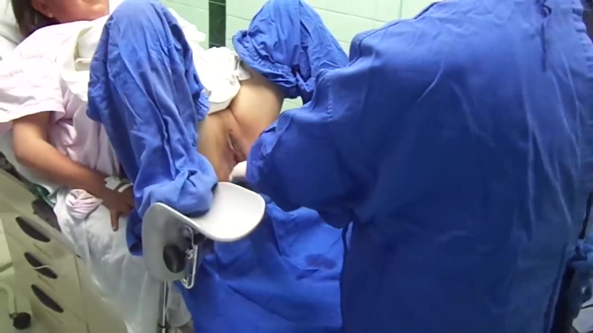 妇科医院偷拍前来做人流的女大学生,手术前一直在哭