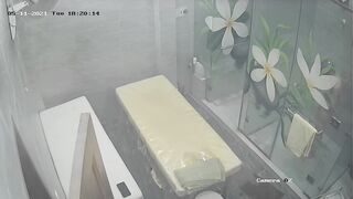黑客破解网络摄像头偷拍spa洗浴会所来做美容按摩的富姐推拿按摩