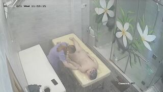 黑客破解网络摄像头偷拍spa洗浴会所来做美容按摩的富姐推拿按摩