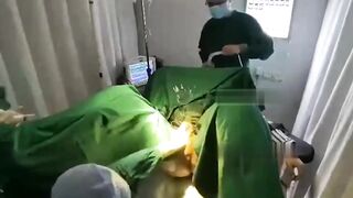 有谁知道这是要做什么手术 术前被医生助手玩到射精再潮喷 这个女助手的技术太好了 看来经常帮撸