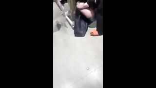 这是个有味道的视频 两个女人在服装店打架 内内被扒 屎都被打出来了