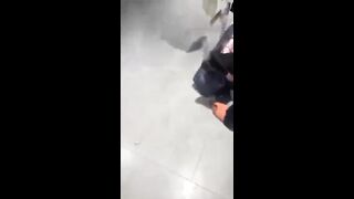 这是个有味道的视频 两个女人在服装店打架 内内被扒 屎都被打出来了