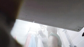 邪恶的房东浴室偷藏摄像头 偷拍丰满的女租客洗澡