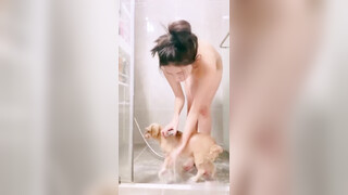 咸湿房东浴室偷装针孔摄像头偷拍模特身材白领美女租客脱光光给宠物狗洗澡