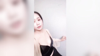 高颜值美眉 不仅人长的漂亮 胆子也大 在广场 高铁 露奶子 不知邻座的大哥是不是装睡