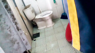 房东卫生间偷装摄像头偷拍合租打工妹蹲在厕兜上尿尿，尿完用水洗逼逼