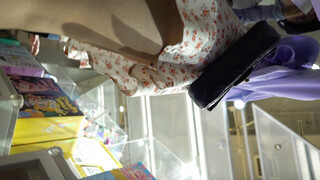 【最新极品抄底】XLBCD原创精准抄底穿着紫色[维密]丁字裤的小姐姐 前抄脸和丁字裤同框