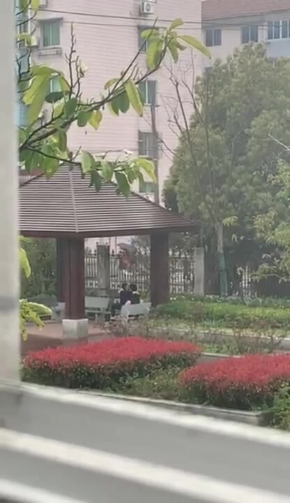 牛逼 最新门事件 重庆市第三中学下雨天 校园亭子下直接开干 旁边不停走过行人