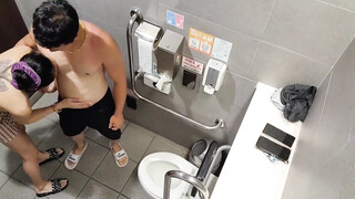 国产TS系列大奶美妖『楀乔』商场公厕里与直男激情啪啪被射美臀