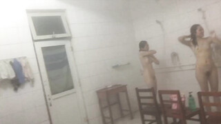 女生澡堂偷拍三个年轻学生妹洗澡白嫩的玉体让人热血沸腾