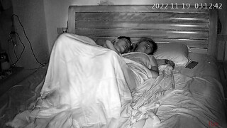 家庭360摄像头偷拍刚生完孩子的小少妇和两个男的同在一张床上关系太乱了 孩子到底是谁的？