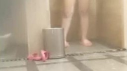 最新录制某平台女主播潜入洗浴中心偷拍上班时间貌似没什么年轻的白领