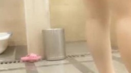 最新录制某平台女主播潜入洗浴中心偷拍上班时间貌似没什么年轻的白领