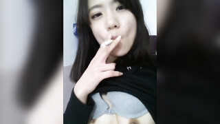韩国小太妹在卫生间疯狂抽烟回龙，露奶摸B撒尿不干好事