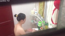 高清拍摄隔壁妹子洗澡,男朋友还在屋子里唱歌为我助兴