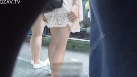 公交站牌前抄底蕾絲鏤空裙粉內內初中小美女