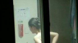 偷拍對面師範大學女生宿舍的女生洗澡從來不關窗護