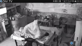 网络摄像头监控偷拍小饭店打佯后老板和媳妇在店里操逼用力过猛把小床弄塌了在餐台上搞