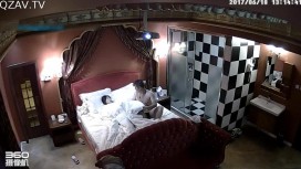 主题酒店投影房偷拍-爱漂亮的小美女正在化妆被迫不及待的中年男子拉到床上啪啪,看样子好像是没把女的操爽!