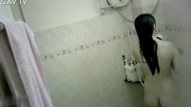 老婆上夜班浴室偷放針孔偷窺小姨子洗澡