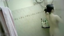 老婆上夜班浴室偷放針孔偷窺小姨子洗澡