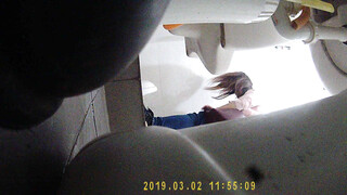 补习班卫生间暗藏摄像头偷拍补习结束的学生妹在卫生间换衣服和尿尿粉女