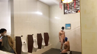 极限暴露 骚逼和男友在公共厕所当众裸体口交 惊的路人拿出手机拍摄 好刺激