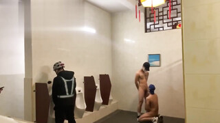 极限暴露 骚逼和男友在公共厕所当众裸体口交 惊的路人拿出手机拍摄 好刺激