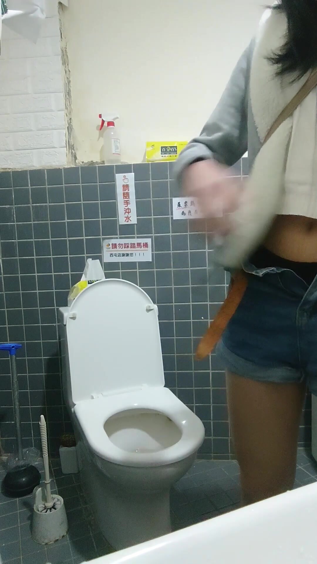 台湾小吃店女厕全景偷窥多位小姐姐各种姿势嘘嘘 (3)