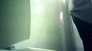 厕拍大神潜入首尔江南区某西餐厅女厕偷拍美女尿尿服务员用力揉肚子，她放了个屁