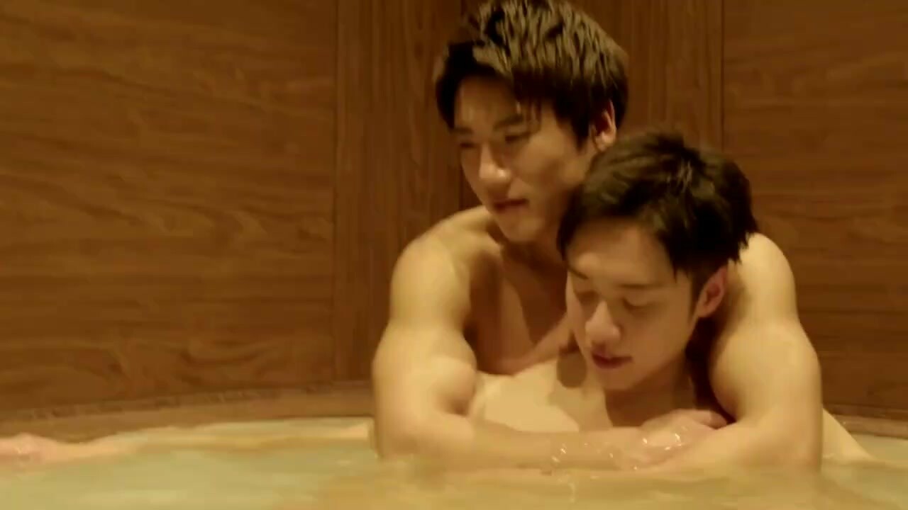 日本肌肉帅哥和男友在酒店浴室里面激情做爱(上) 