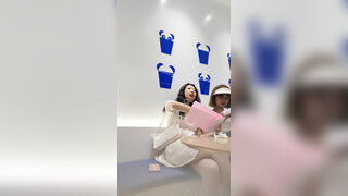 GS自购-售价22【KXCD】278白色连衣裙小姐姐坐着等奶茶，白色内内露毛