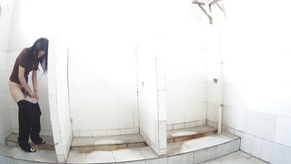 新流出-全景厕拍开放式公厕第2期-1镜3位置其中有几个颜值不错的气质美女