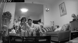 家庭网络摄像头被黑强开TP有点像药匣子的中年大叔与娇妻洗完澡在客厅沙发上来一炮骚妻叫声好听方言对白1080P原版