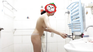 小哥浴室暗藏摄像头偷拍身材不错的表姐洗澡