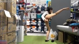 華裔騷女歐洲裸露快閃八日遊(2)，在家樂福賣場內不怕顧客，自慰潮吹噴濺！