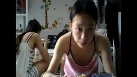 女生宿舍被某屌丝室友用笔记本电脑偷拍其他同学在宿舍日常生活换衣