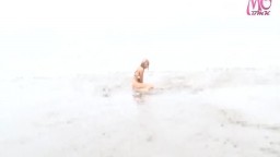 (中文字幕)かっこいいサーファーギャルをビーチで中出し輪姦レイプ