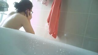 暑假到姨妈家玩在浴室浴缸旁偷放摄像头偷拍眼镜表姐洗澡表姐下面毛真多