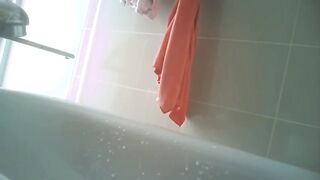 暑假到姨妈家玩在浴室浴缸旁偷放摄像头偷拍眼镜表姐洗澡表姐下面毛真多