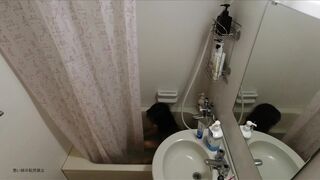 浴室偷装针孔摄像头偷拍同居闺蜜女友洗澡在里面偷偷自慰一脸淫骚样