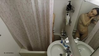 浴室偷装针孔摄像头偷拍同居闺蜜女友洗澡在里面偷偷自慰一脸淫骚样