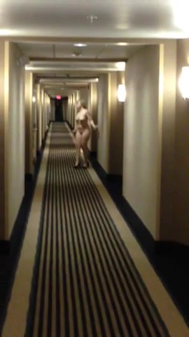 老骚货酒店走廊玩裸体勾男人