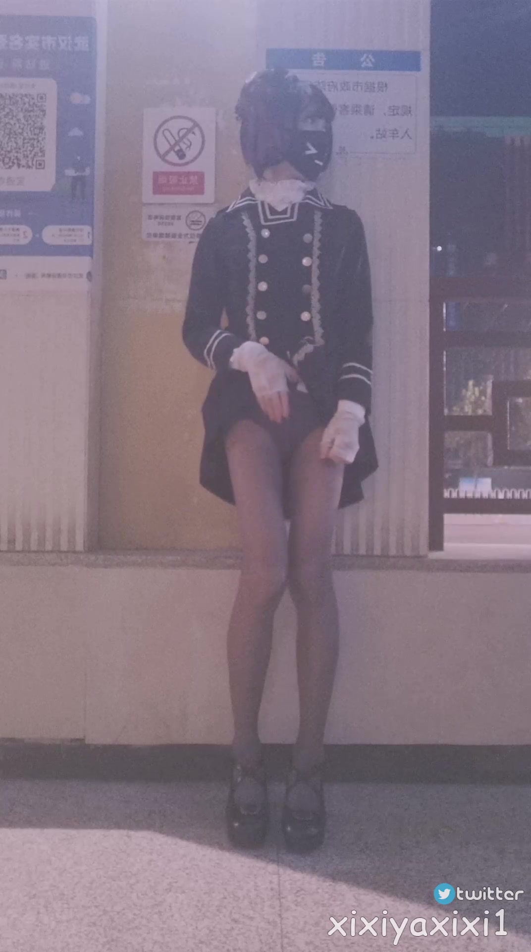 国产CD系列伪娘曦曦新作 学院风灰丝在公交站台广告牌后露出自慰射腿上