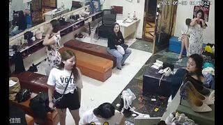 黑客破解摄像头监控偷拍后台休息室换衣，环肥燕瘦美女如云有两个妹子打架，估计是抢客人打起来的
