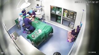 稀有资源破解整容医院摄像头偷拍妹子做丰胸手术估计麻醉剂量太大了术后昏迷不醒