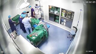 稀有资源破解整容医院摄像头偷拍妹子做丰胸手术估计麻醉剂量太大了术后昏迷不醒