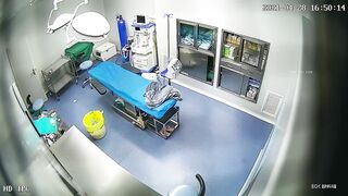 稀缺资源黑客破解整容医院手术室摄像头偷拍非常不讲究的妹子尿急直接在垃圾桶里当着那么多人面撒尿